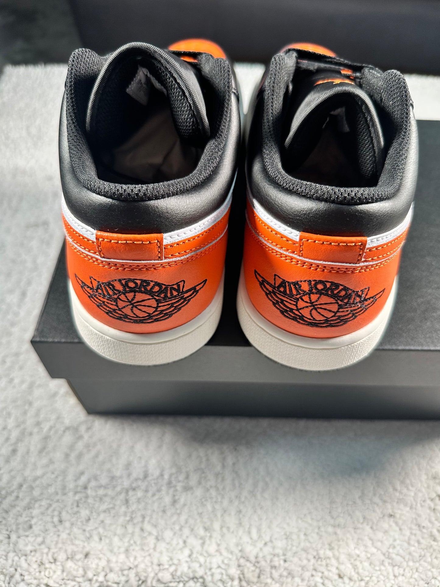 Nike Air Jordan 1 Mid. Talla 27 cms