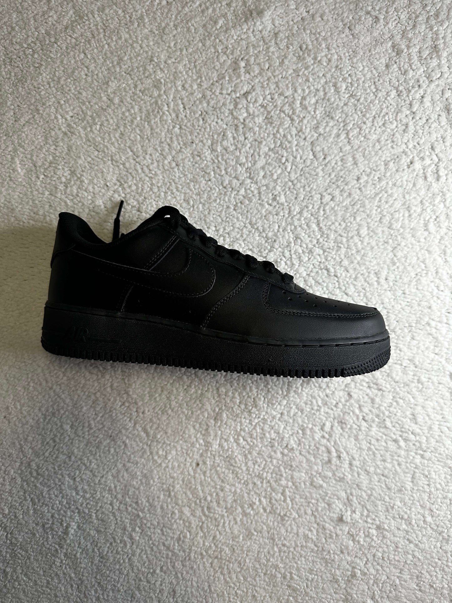 Sneakers Nike Air Force 1 '07 en color negro. Talla 27 cms
