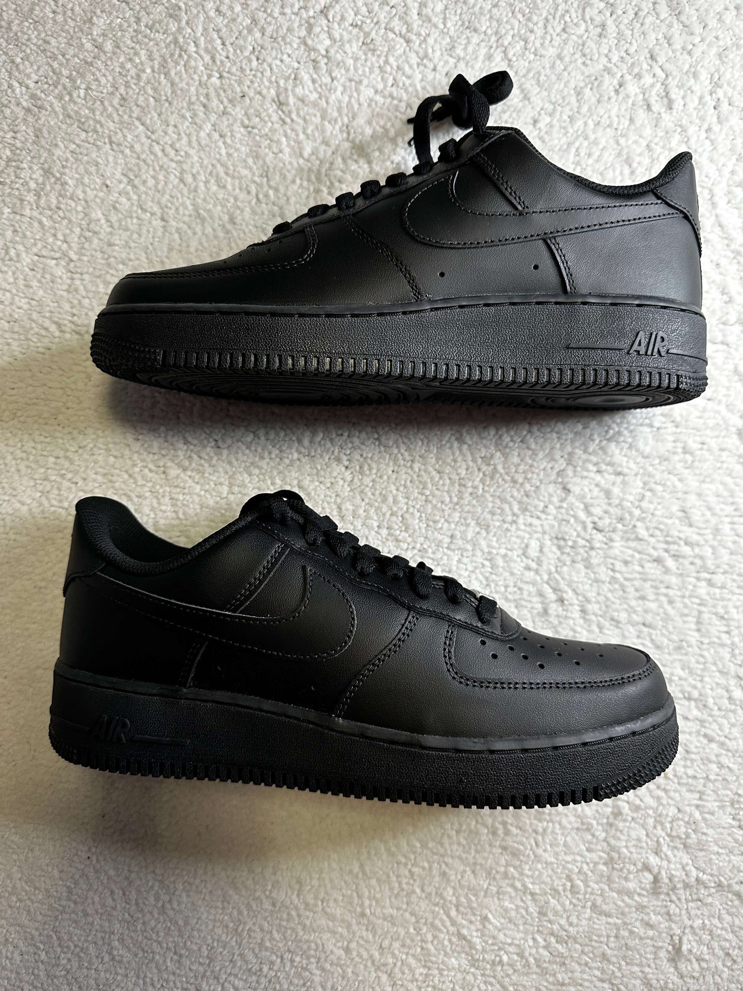 Sneakers Nike Air Force 1 '07 en color negro. Talla 27 cms