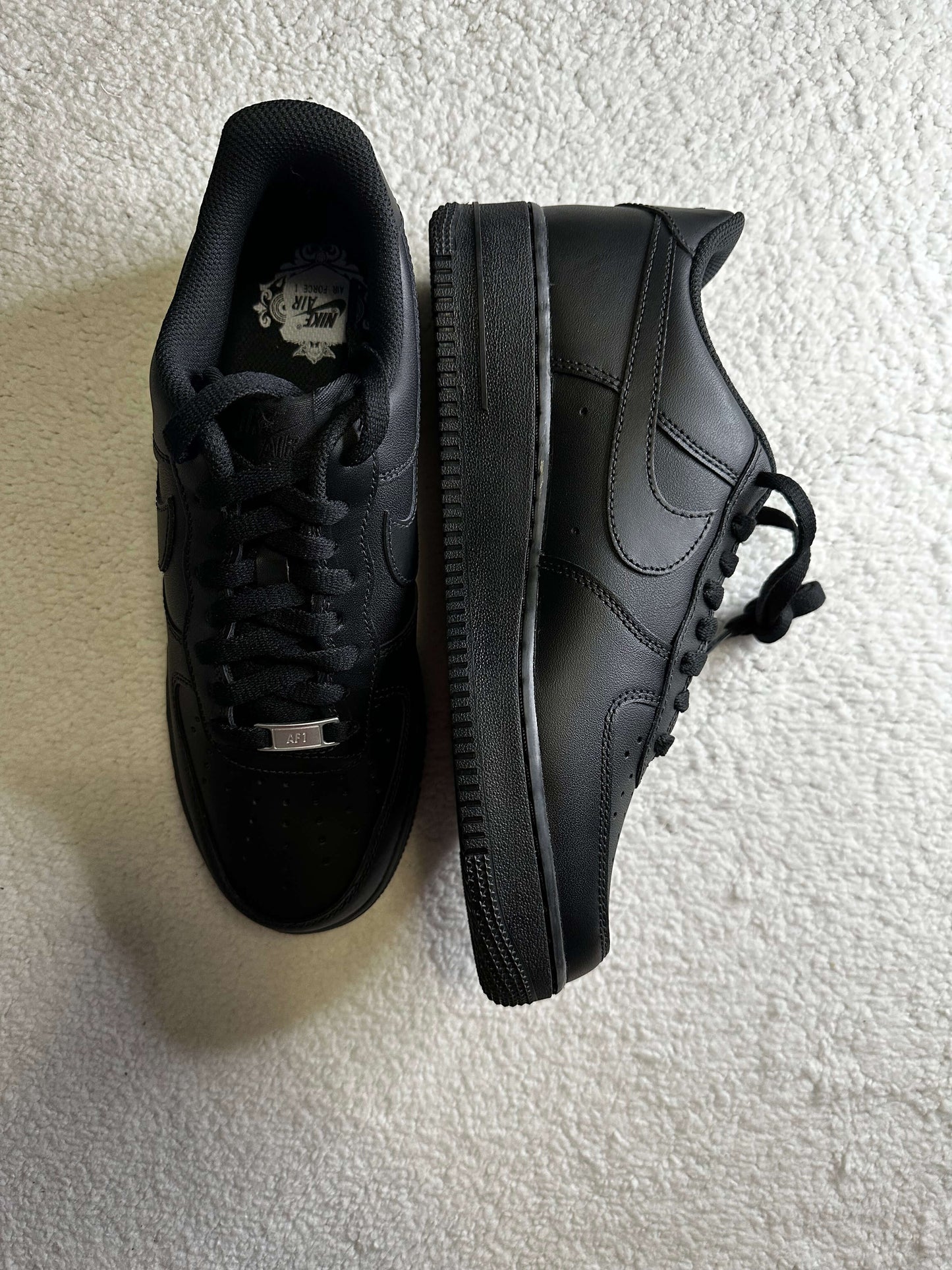 Sneakers Nike Air Force 1 '07 en color negro. Talla 27 cms