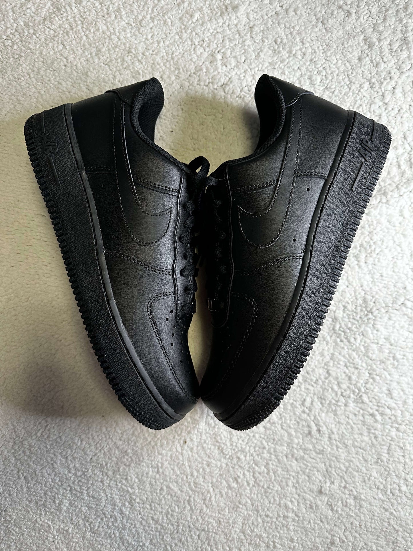 Sneakers Nike Air Force 1 '07 en color negro. Talla 27 cms