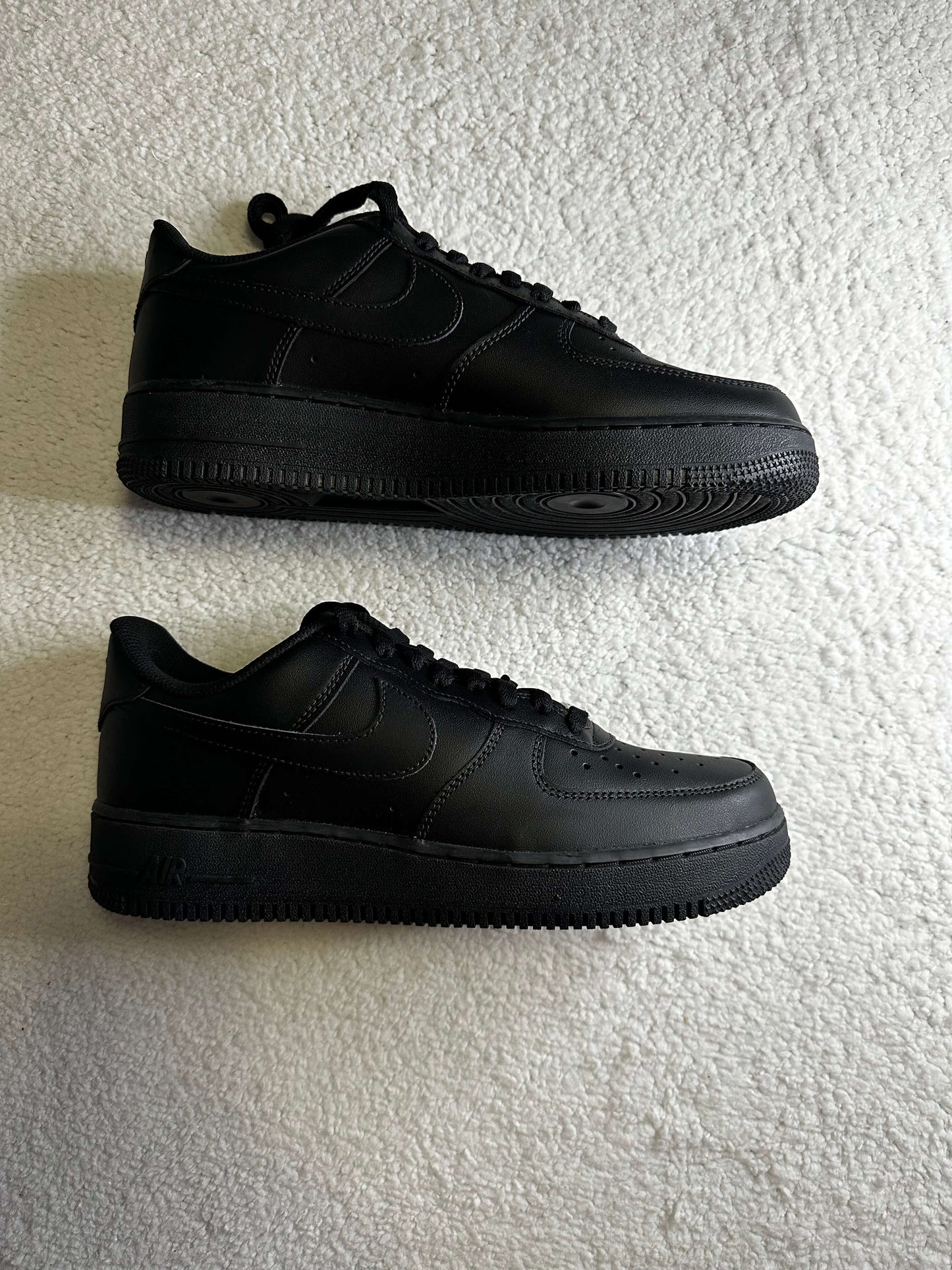 Sneakers Nike Air Force 1 '07 en color negro. Talla 27 cms